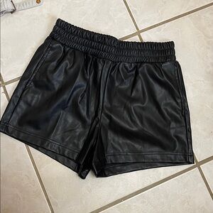 147. Ci sono leather shorts size medium